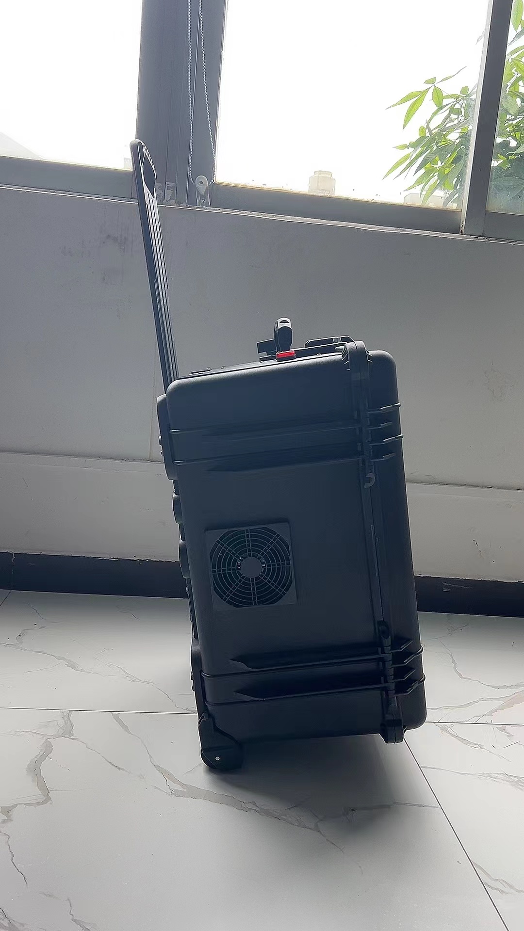 奈曼手拉箱型移动通信干扰器